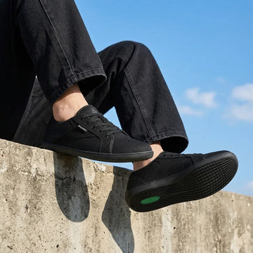 Hombre usando zapatos barefoot en Colombia, uso urbano