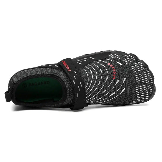Detalle sistema de cierre velcro para ajuste seguro en zapatilla negra.