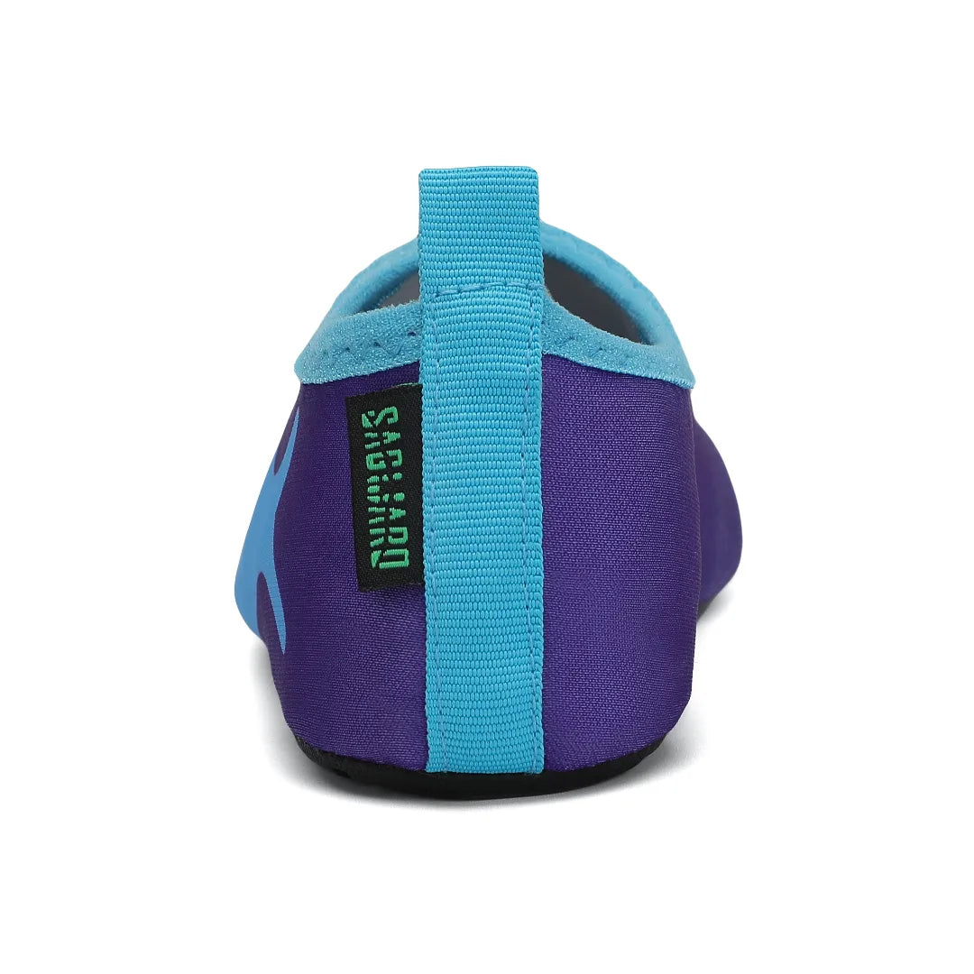 Bebe zapatillas para el agua con tirador trasero y cuello elástico para fácil calce autónomo.