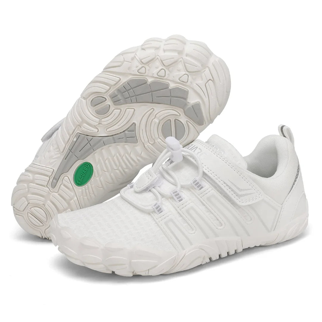 Par de zapatillas blancas respetuosas infantil. 