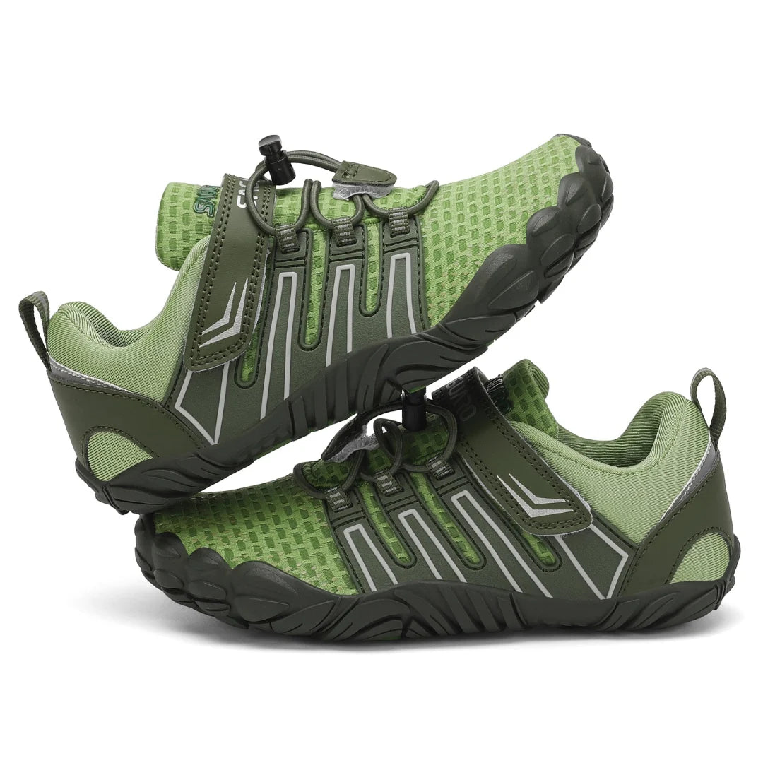 Par de bebe zapatillas verdes con suela de alta tracción para juegos dinámicos.