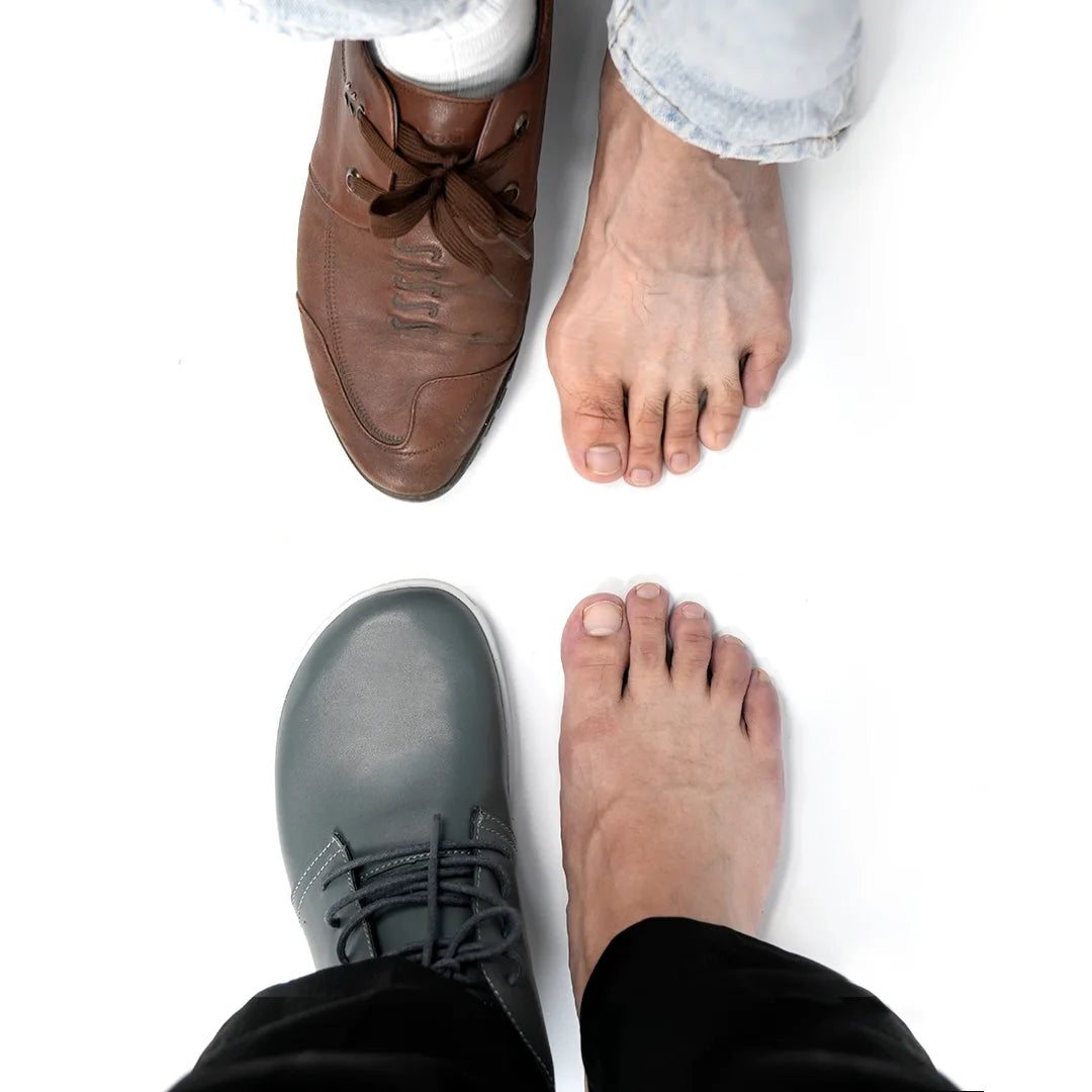 Comparativa de horma entre zapatillas anchas barefoot y calzado tradicional que oprime los dedos.