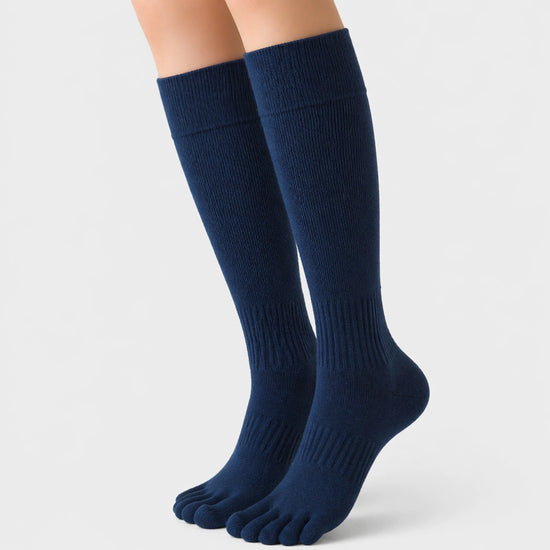 Persona usando calcetines extra largos con dedos azul, ideales para calzado barefoot y separar dedos de forma natural.