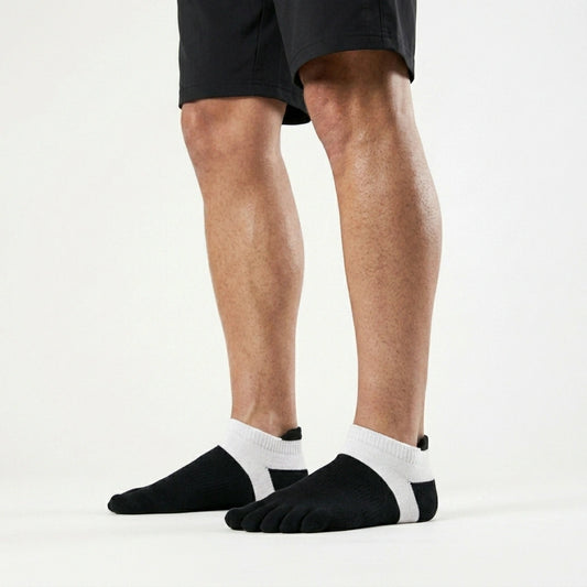 Calcetines cinco dedos negros bicolor Sowilo, medias deportivas de corte bajo con separación anatómica para evitar roces y juanetes.