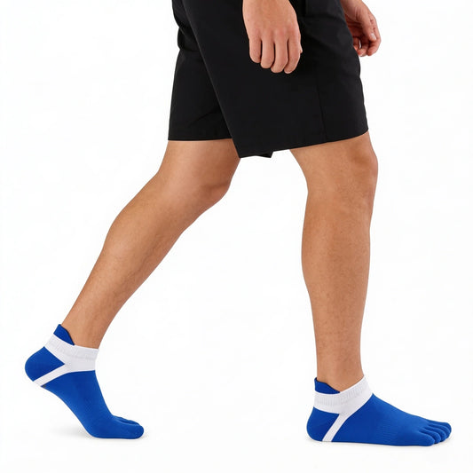Hombre usando calcetines con dedos chile en color azul bicolor Sowilo, diseño corto deportivo anatómico de dedos separados para running.