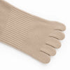 Primer plano de los compartimentos para dedos en calcetín Sowilo beige, tejido transpirable para evitar humedad.
