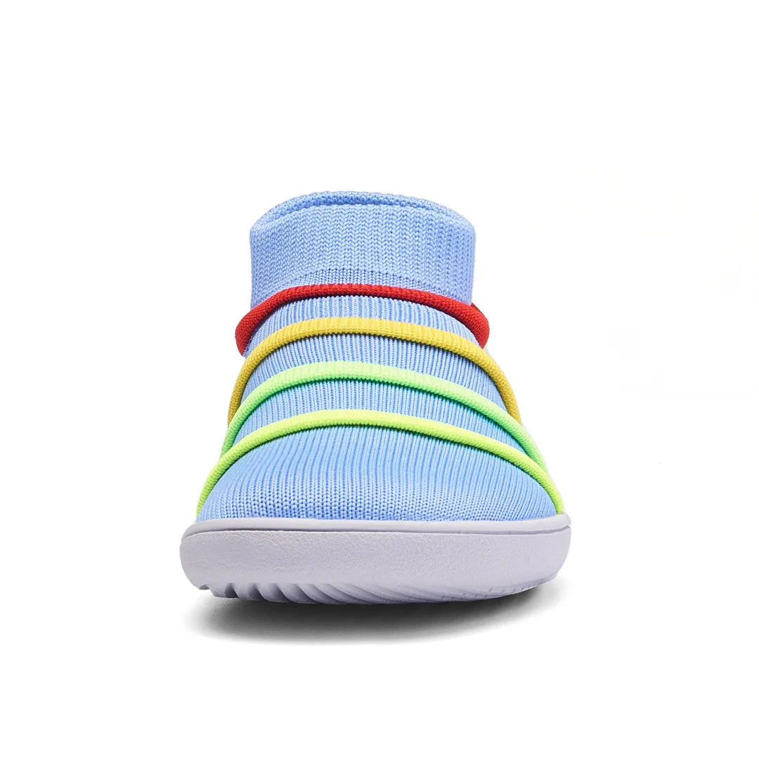 Vista frontal zapatilla infantil, espacio amplio para dedos.
