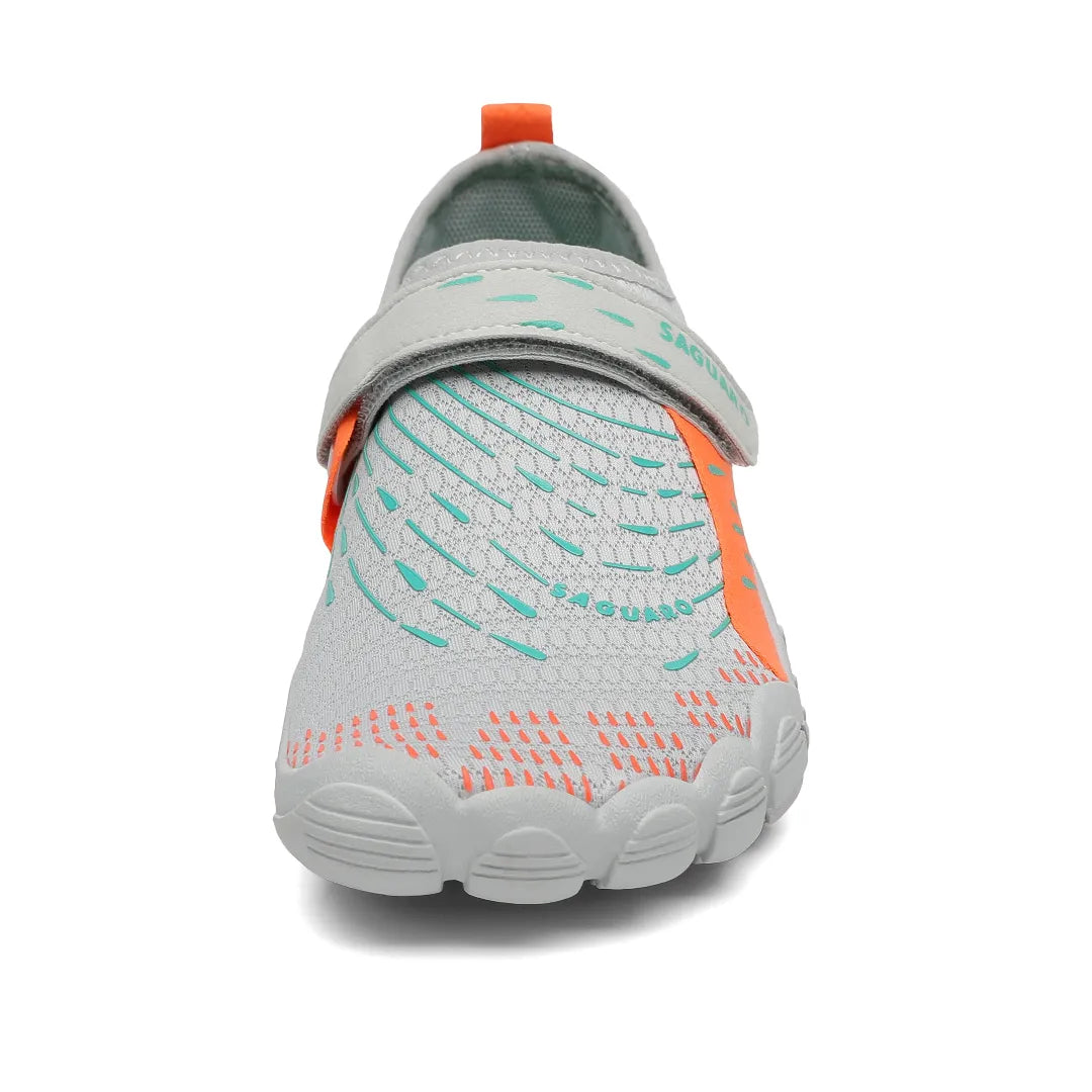 Vista frontal zapatilla agua gris/naranja, protección de dedos y malla.