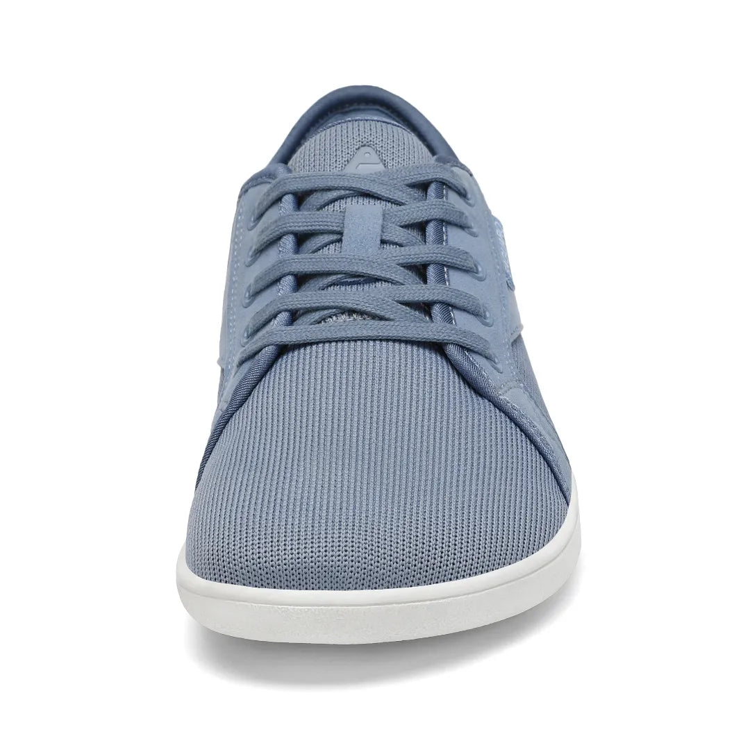 Zapatilla barefoot urbana frontal azul, suela delgada zero drop.
