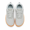 Vista superior de zapatillas minimalistas grises, diseño ergonómico.