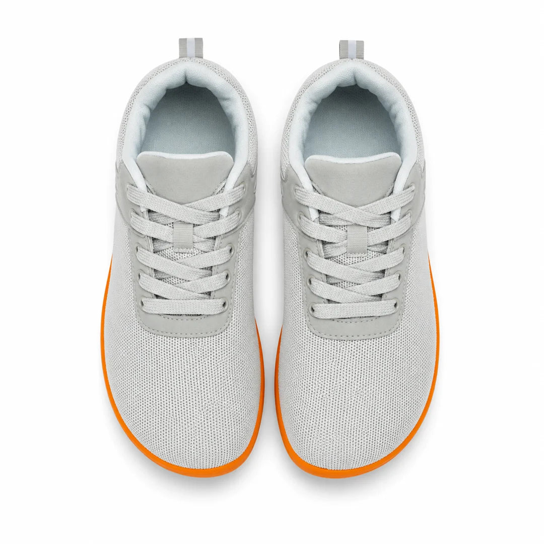 Vista superior de zapatillas minimalistas grises, diseño ergonómico.
