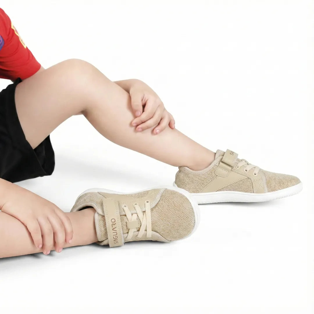 Niño usando zapatos barefoot Saguaro beige