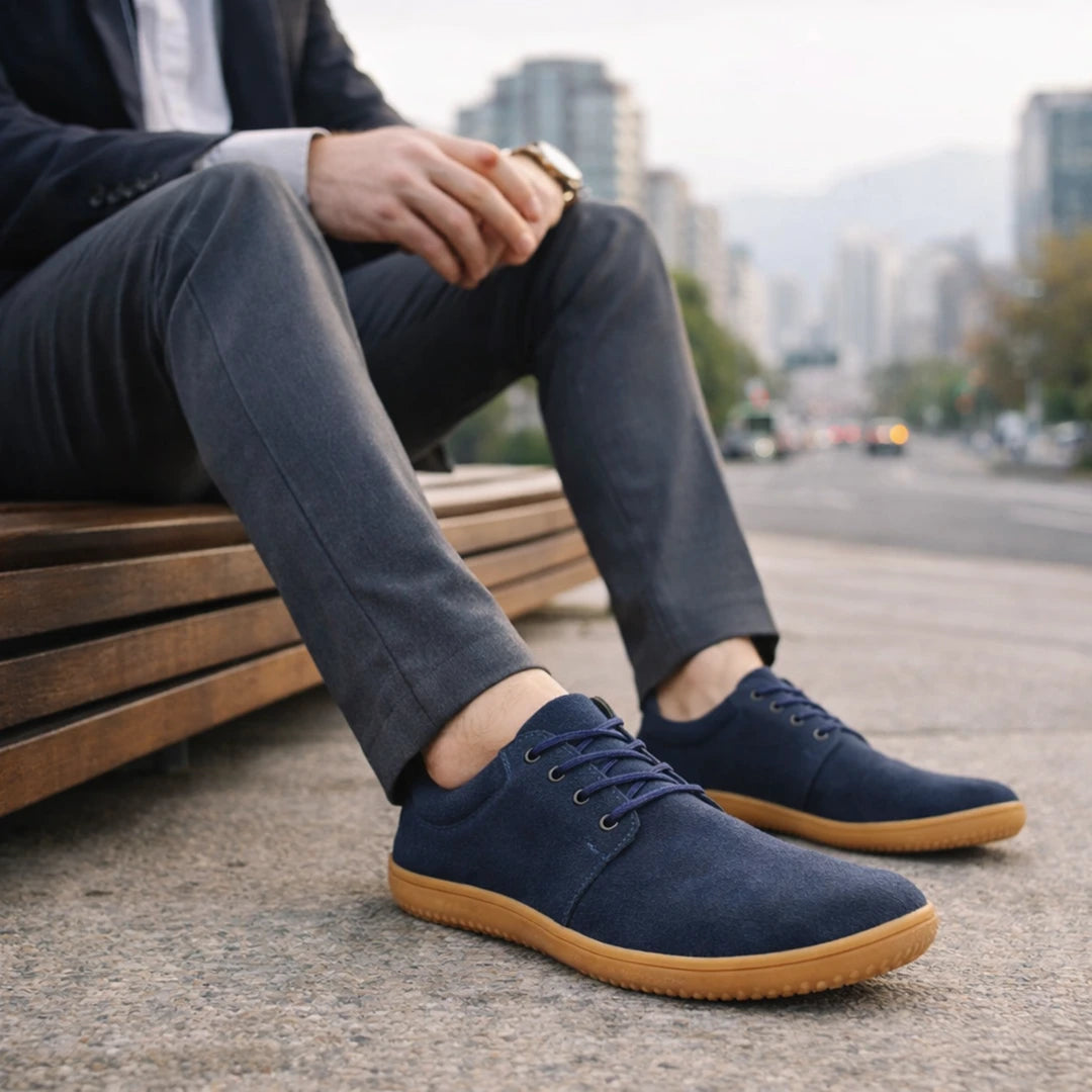 Hombre usando Barefoot Saguaro Dream I azul en la ciudad. 