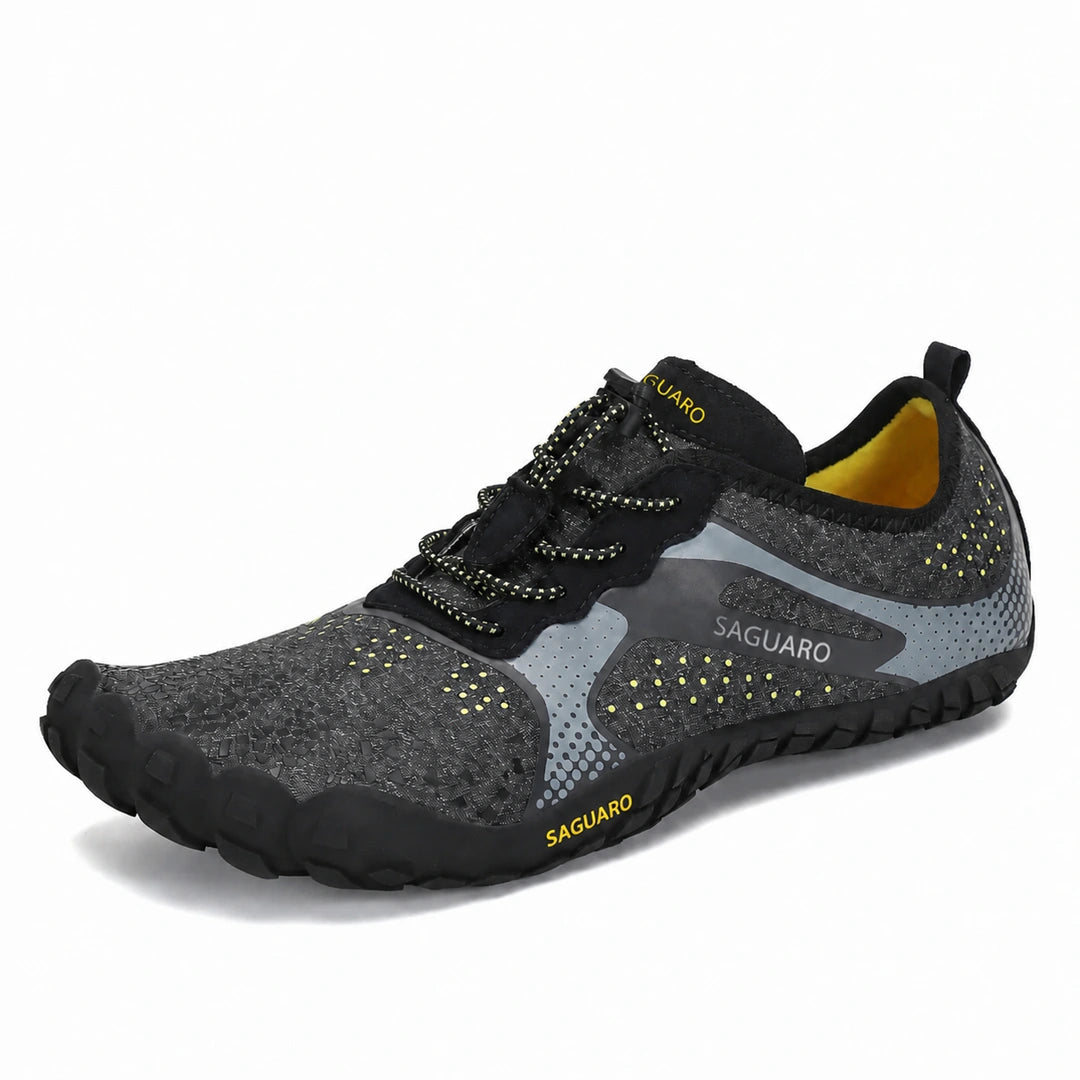 Zapatilla barefoot Saguaro Fast I negro vista diagonal mostrando diseño deportivo minimalista.