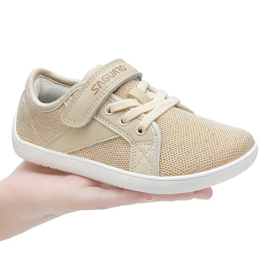 Calzado minimalista Saguaro beige, peso ligero y suela flexible.