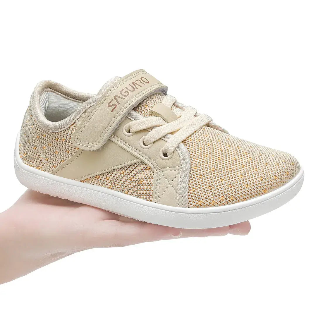 Calzado minimalista Saguaro beige, peso ligero y suela flexible.
