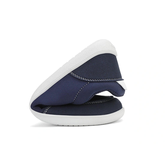 Zapatilla Saguaro Stellar II azul doblada demostrando flexibilidad propia del calzado barefoot.