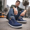 Hombre posando con estilo con las Saguaro Stellar II azul 