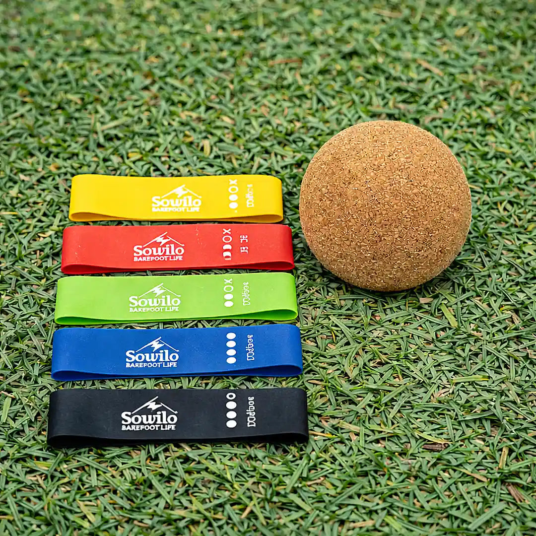 Set de bandas elásticas de resistencia y pelota de corcho Sowilo para complementar el uso de zapatillas barefoot.