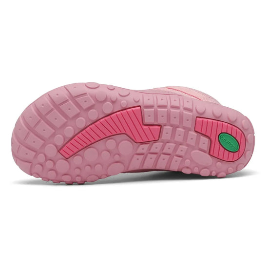 Suela antideslizante de zapatilla Saguaro Kids Forestep I rosa, máxima tracción para trekking y juegos en superficies naturales.