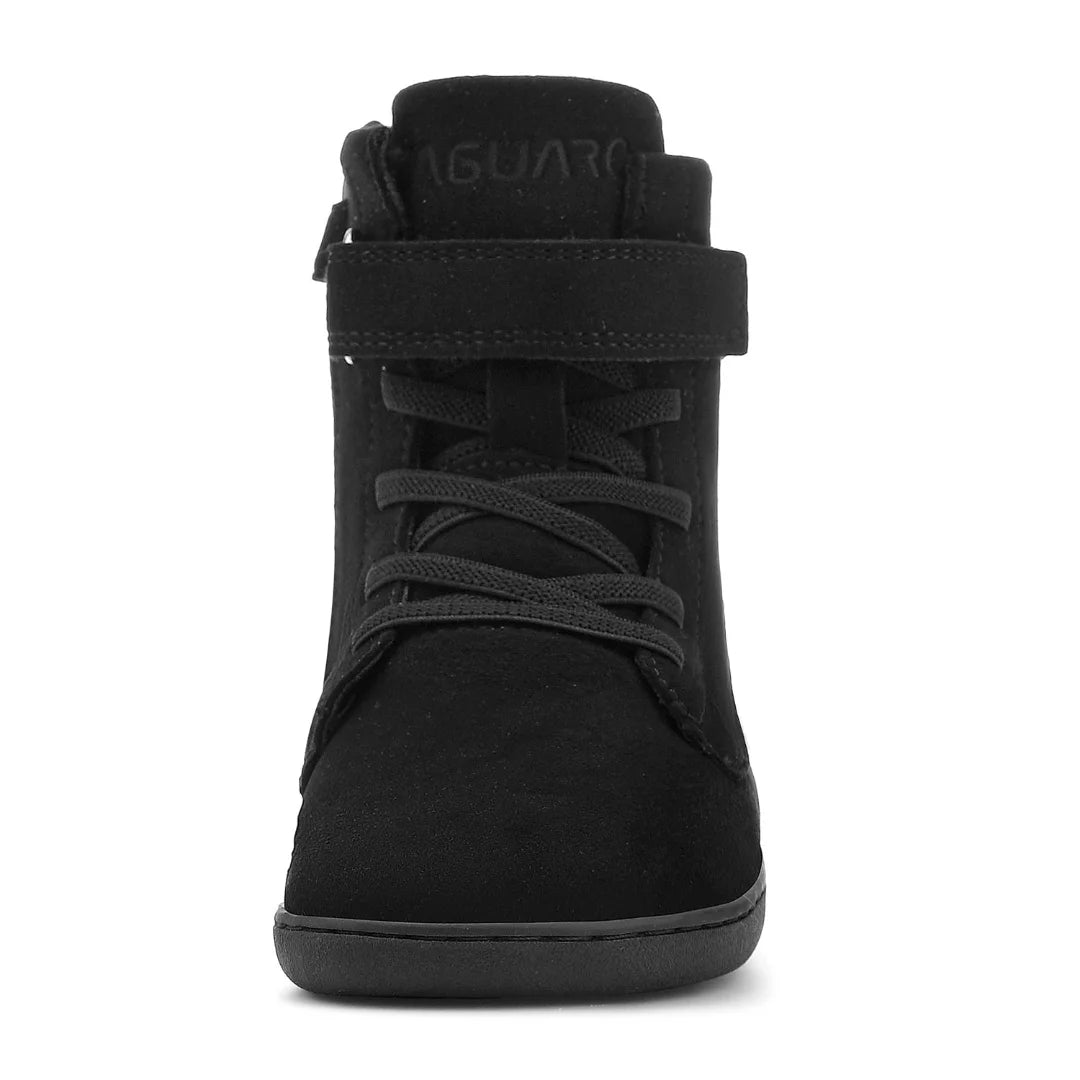 Detalle frontal de la bota con cordones elásticos y cierre superior de velcro.