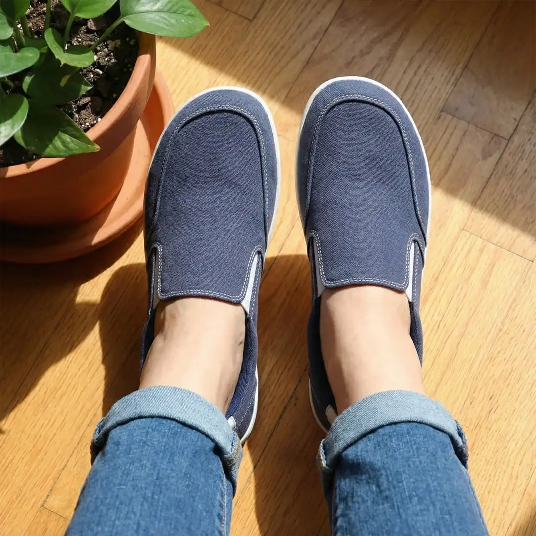 POV pies usando zapatillas slip-on azules Saguaro Relax V.