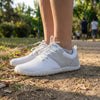 Persona usando Saguaro Wish I blancas caminando con pisada natural barefoot.