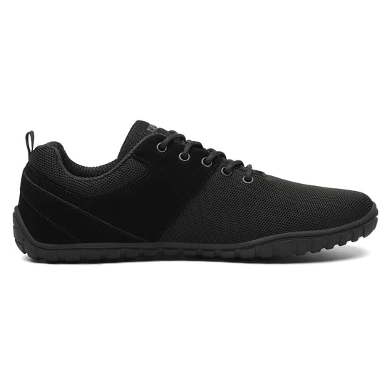 Zapatillas Saguaro Wish I negras vista lateral con suela flexible.