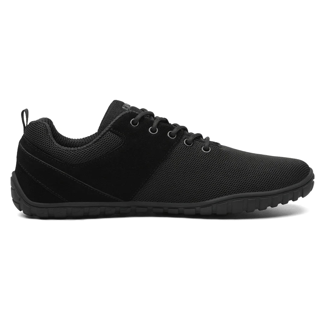Zapatillas Saguaro Wish I negras vista lateral con suela flexible.