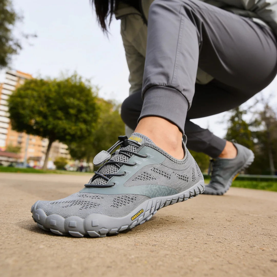 files/zapatilla-deportiva-smart-i-saguaro-barefoot-gris-lifestyle-mujer.webp