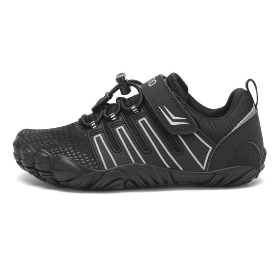 Zapatillas anchas escolares que respetan la forma natural del pie infantil.