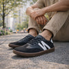Primer plano de zapatillas anchas minimalistas para hombre con materiales premium y horma anatómica.