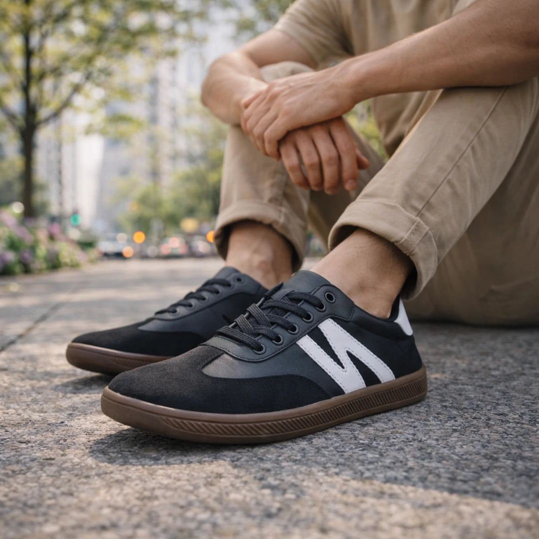 Primer plano de zapatillas anchas minimalistas para hombre con materiales premium y horma anatómica.