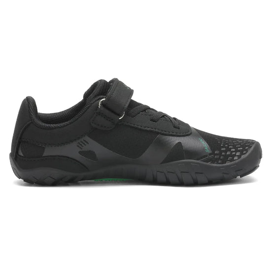 Zapatillas anchas infantiles negras con malla transpirable para actividad física escolar.