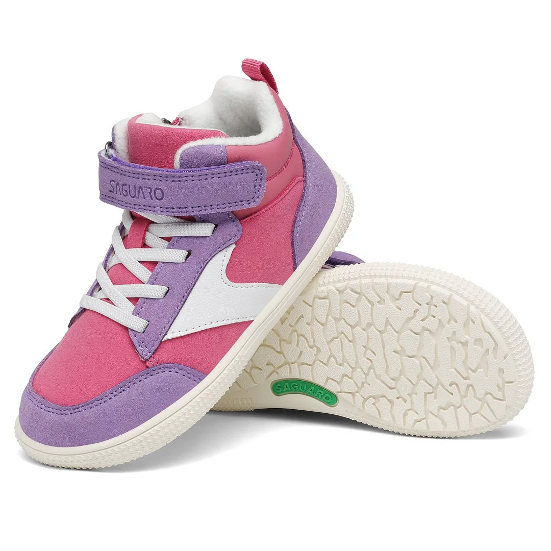 Suela de caucho blanca en zapatillas anchas con patrón de agarre para seguridad infantil.