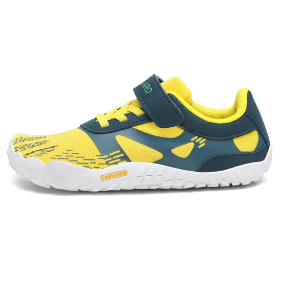 Zapatillas anchas amarillas para niño con malla técnica ultra transpirable.