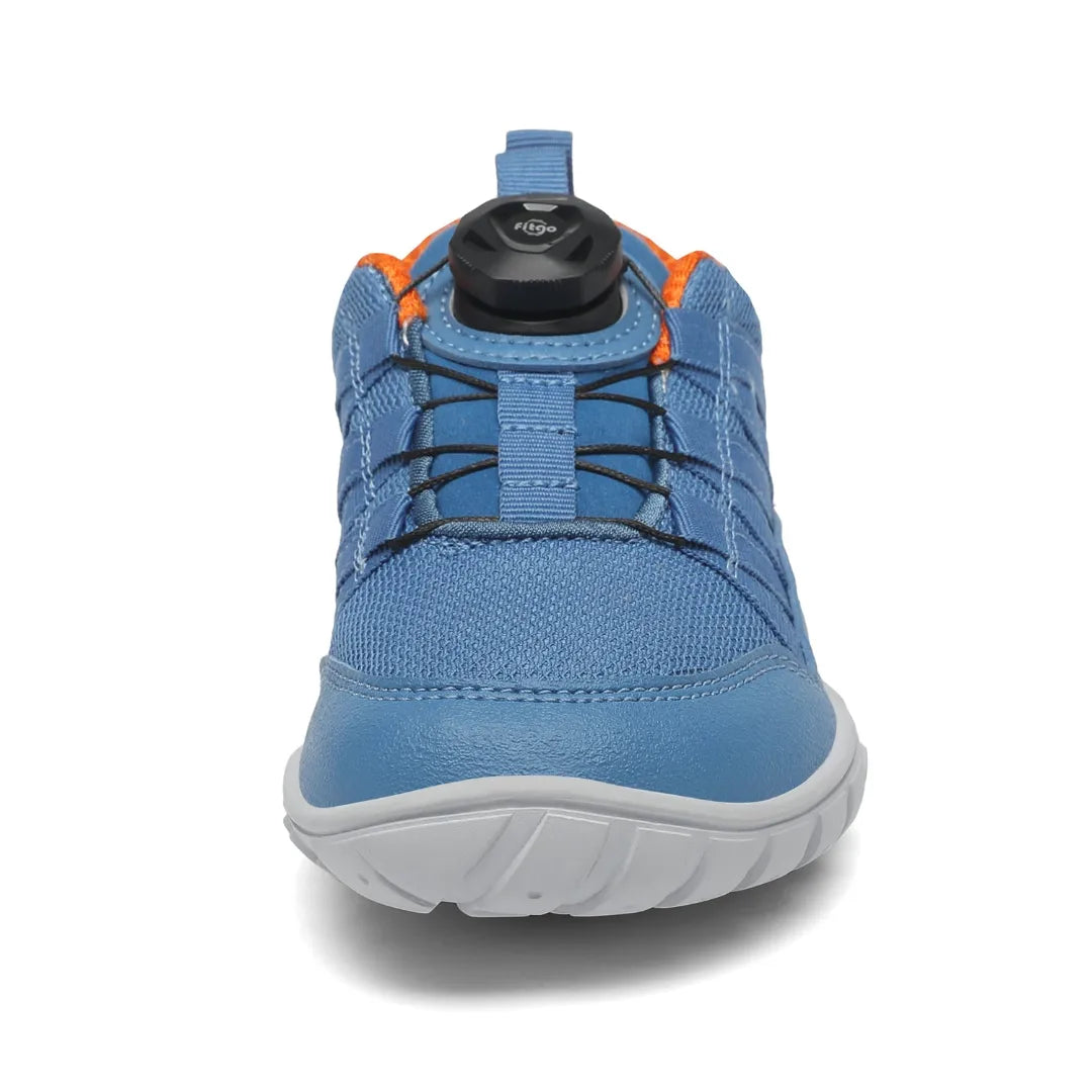 Zapatilla azul con puntera ancha para niño Saguaro, permite el libre movimiento de los dedos en actividades activas.