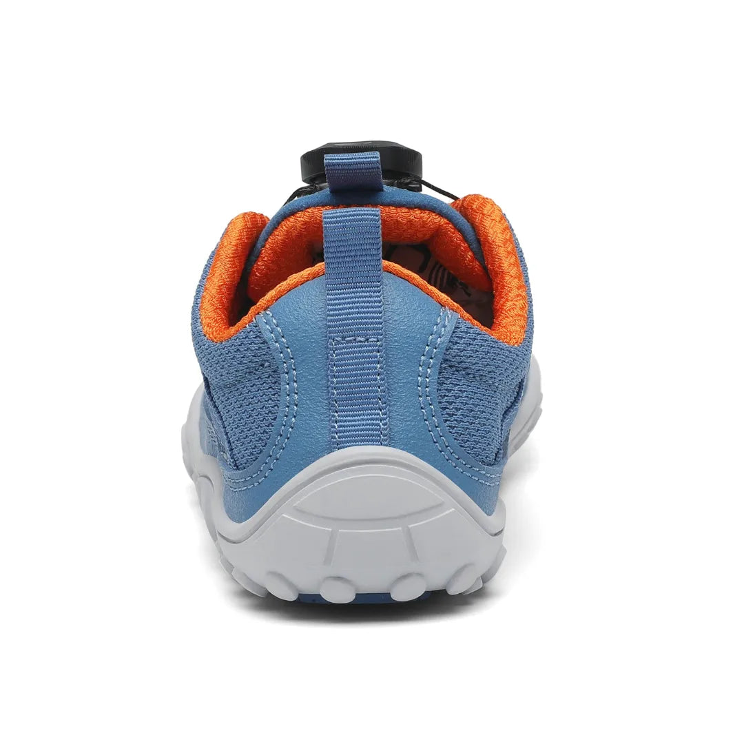 Vista trasera de zapatillas Saguaro Forestep I azul sin contrafuerte, permitiendo la movilidad natural del tobillo.