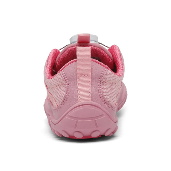 Vista trasera de zapatillas Saguaro Forestep I rosa sin contrafuerte, garantizando la libertad de movimiento del tobillo en niñas.