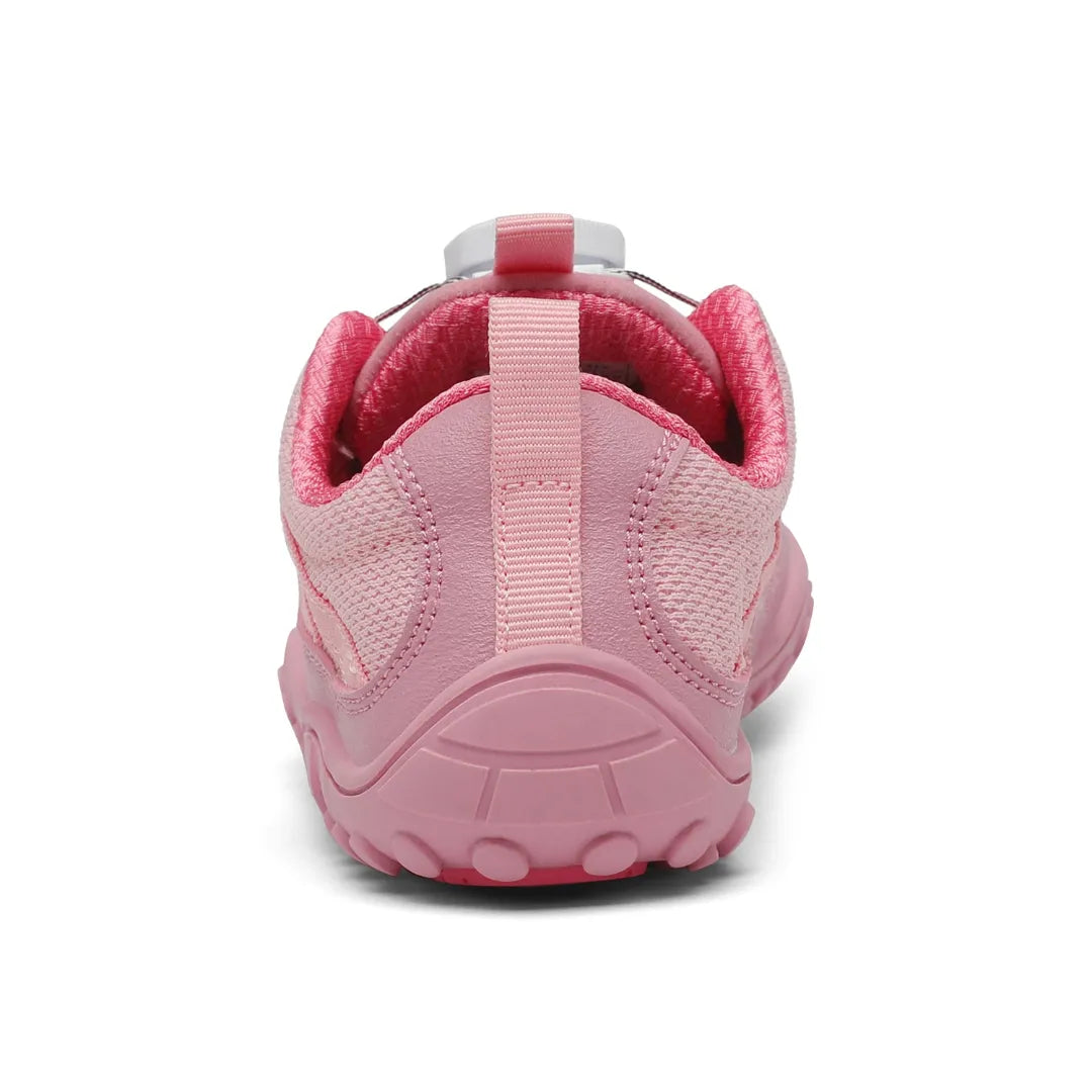Vista trasera de zapatillas Saguaro Forestep I rosa sin contrafuerte, garantizando la libertad de movimiento del tobillo en niñas.