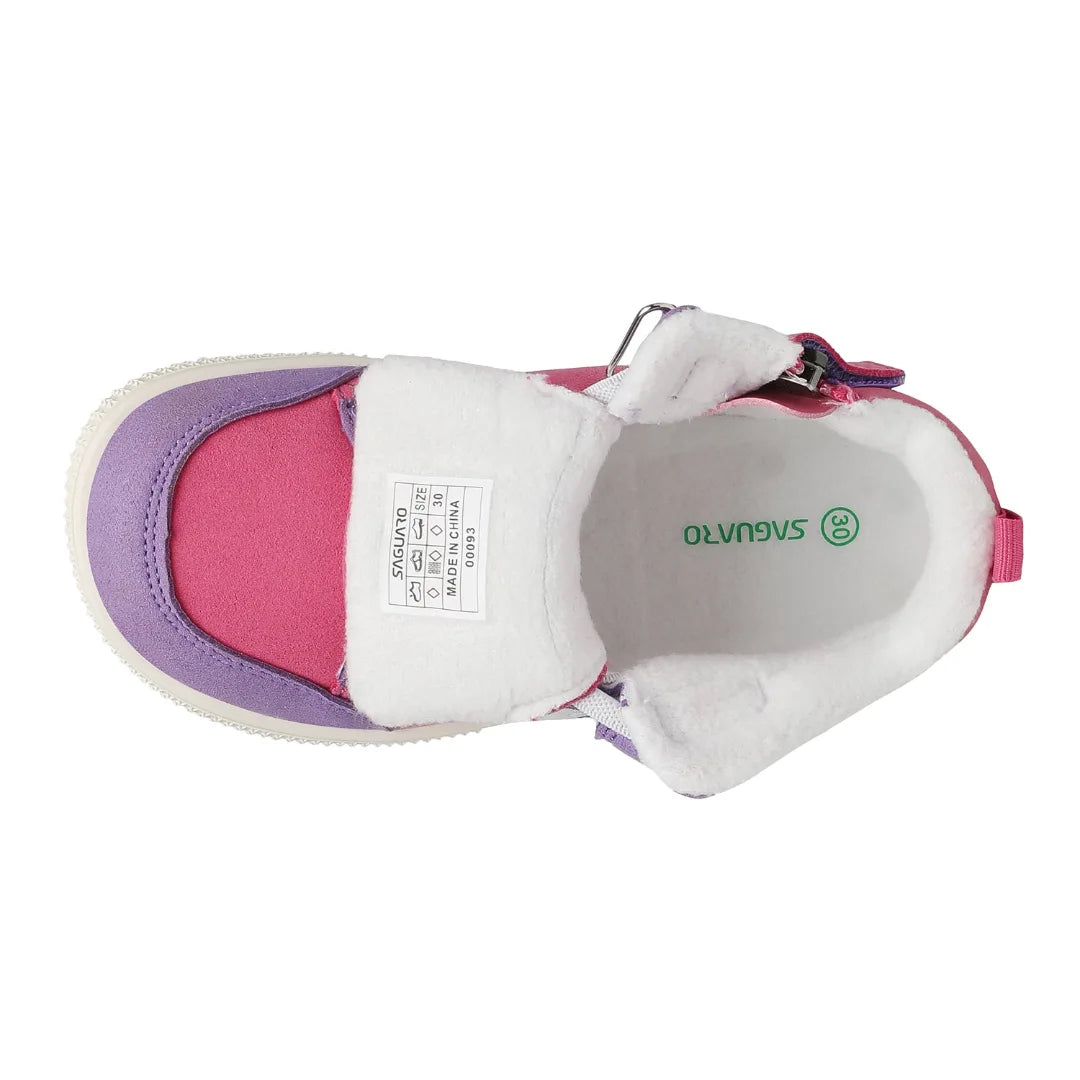 Detalle del forro interior acolchado en zapatos bebé ergonómicos para máxima comodidad.