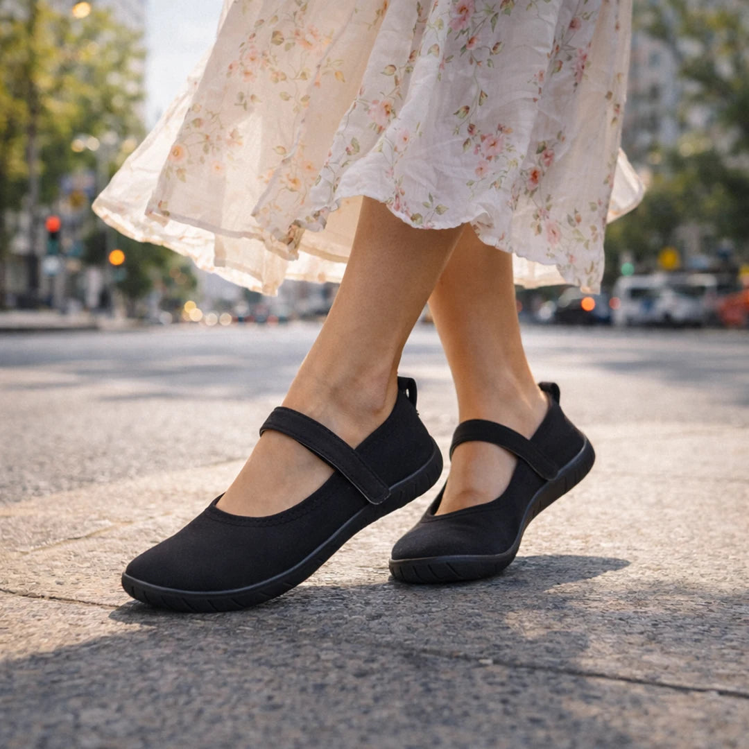 Zancada con zapatos minimalistas mujer negros resaltando la suela ultra delgada sensorial.